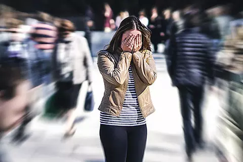 Frau hat Panikattacken an öffentlichem Platz