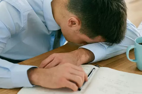 Mann erschöpft wegen Stress und Leistungsdruck