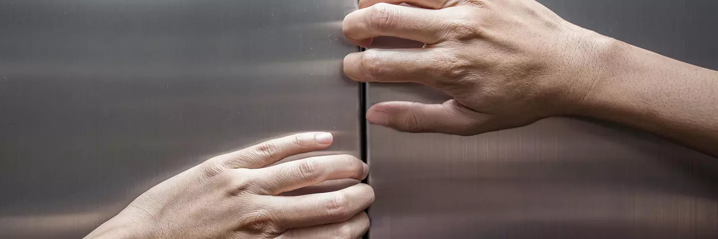 Hände vor Lift bei Phobie
