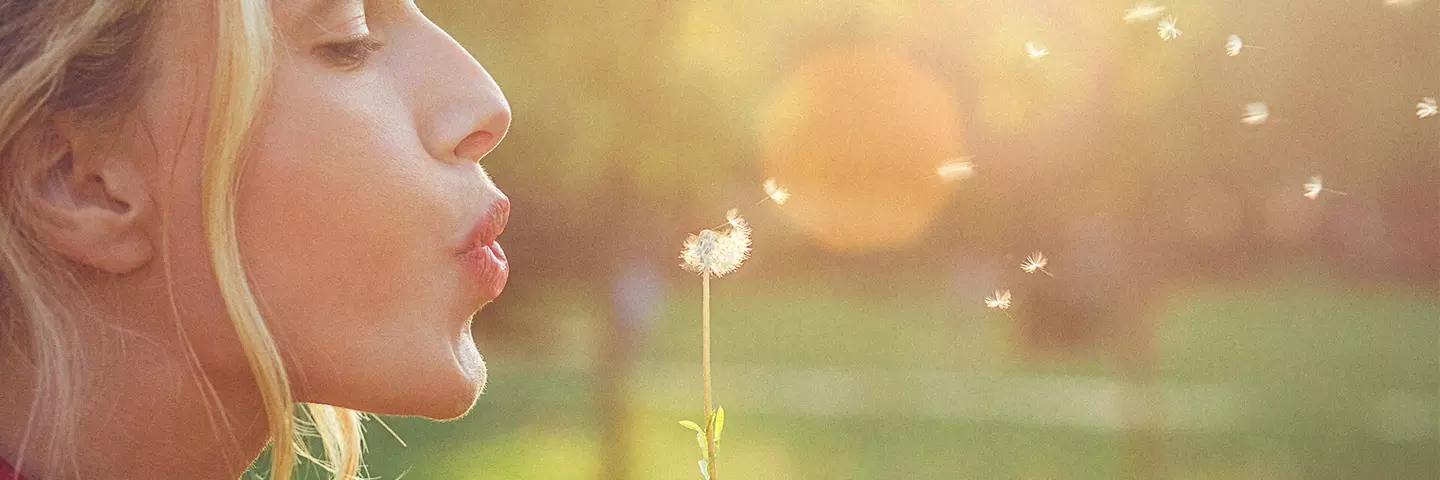 Frau mit Pusteblume