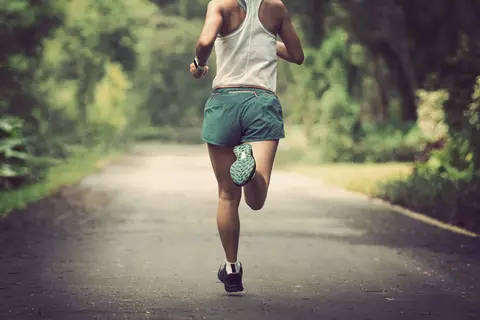 Mann joggt im Wald