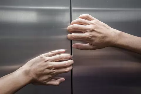 Hände vor Lift bei Phobie