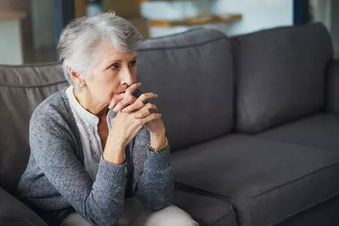 Frau hat Sorgen um Gesundheit