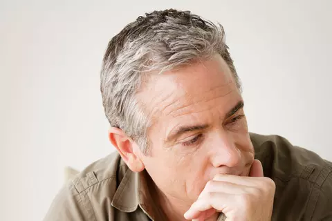 Mann nachdenklich