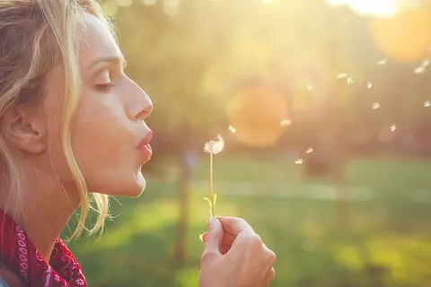 Frau mit Pusteblume