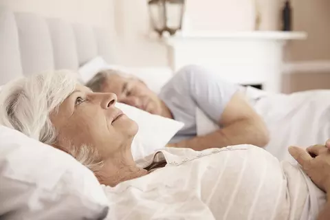 Mann leidet an Schlafapnoe