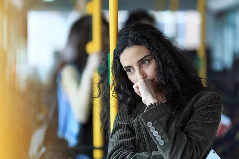 Frau im Bus für Konfrontationstherapie gegen Angst